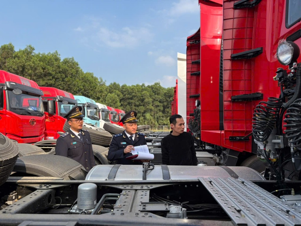 C&ocirc;ng chức Hải quan cửa khẩu quốc tế T&agrave; L&ugrave;ng kiểm tra, gi&aacute;m s&aacute;t h&agrave;ng h&oacute;a xuất nhập khẩu. Ảnh: QA