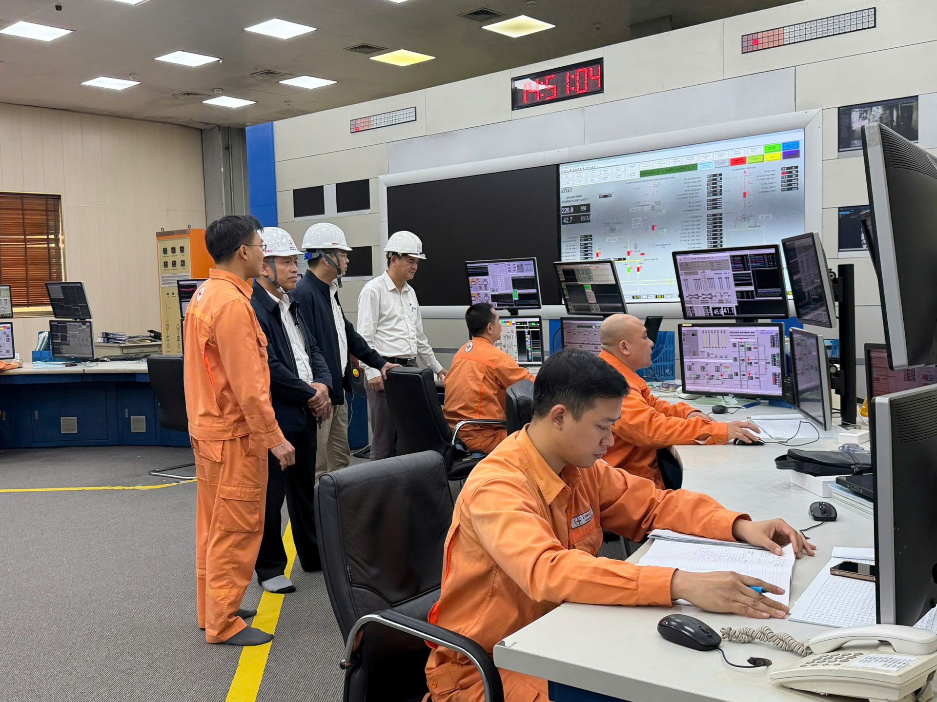 CBCNV C&ocirc;ng ty điều h&agrave;nh c&ocirc;ng việc tại Trung t&acirc;m Điều h&agrave;nh sản xuất của C&ocirc;ng ty CP Nhiệt điện Quảng Ninh.