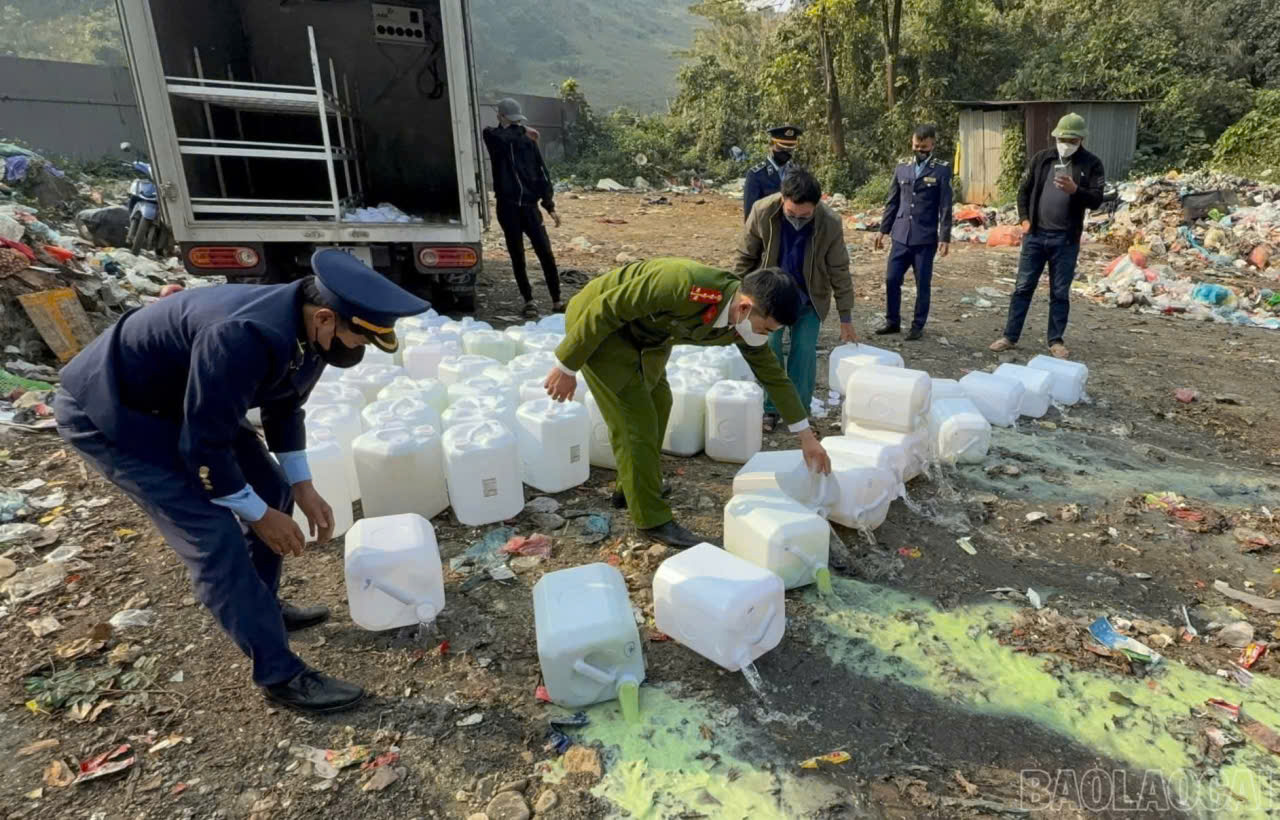 Cơ quan chức năng tỉnh L&agrave;o Cai đang triển khai h&agrave;ng loạt giải ph&aacute;p quyết liệt nhằm lập lại trật tự trong hoạt động sản xuất, kinh doanh rượu.