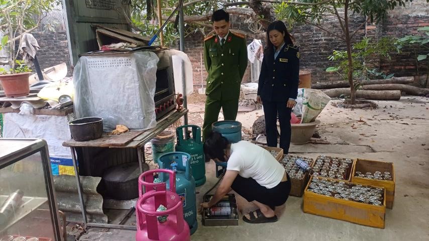 Lực lượng chức năng bất ngờ kiểm tra cơ sở sang chiết gas tr&aacute;i ph&eacute;p