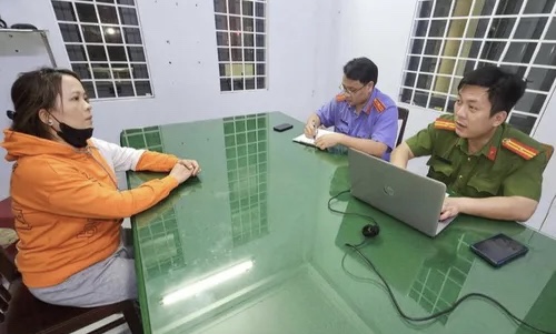 B&agrave; Đinh Thị Đ&acirc;u l&agrave;m việc tại cơ quan c&ocirc;ng an.