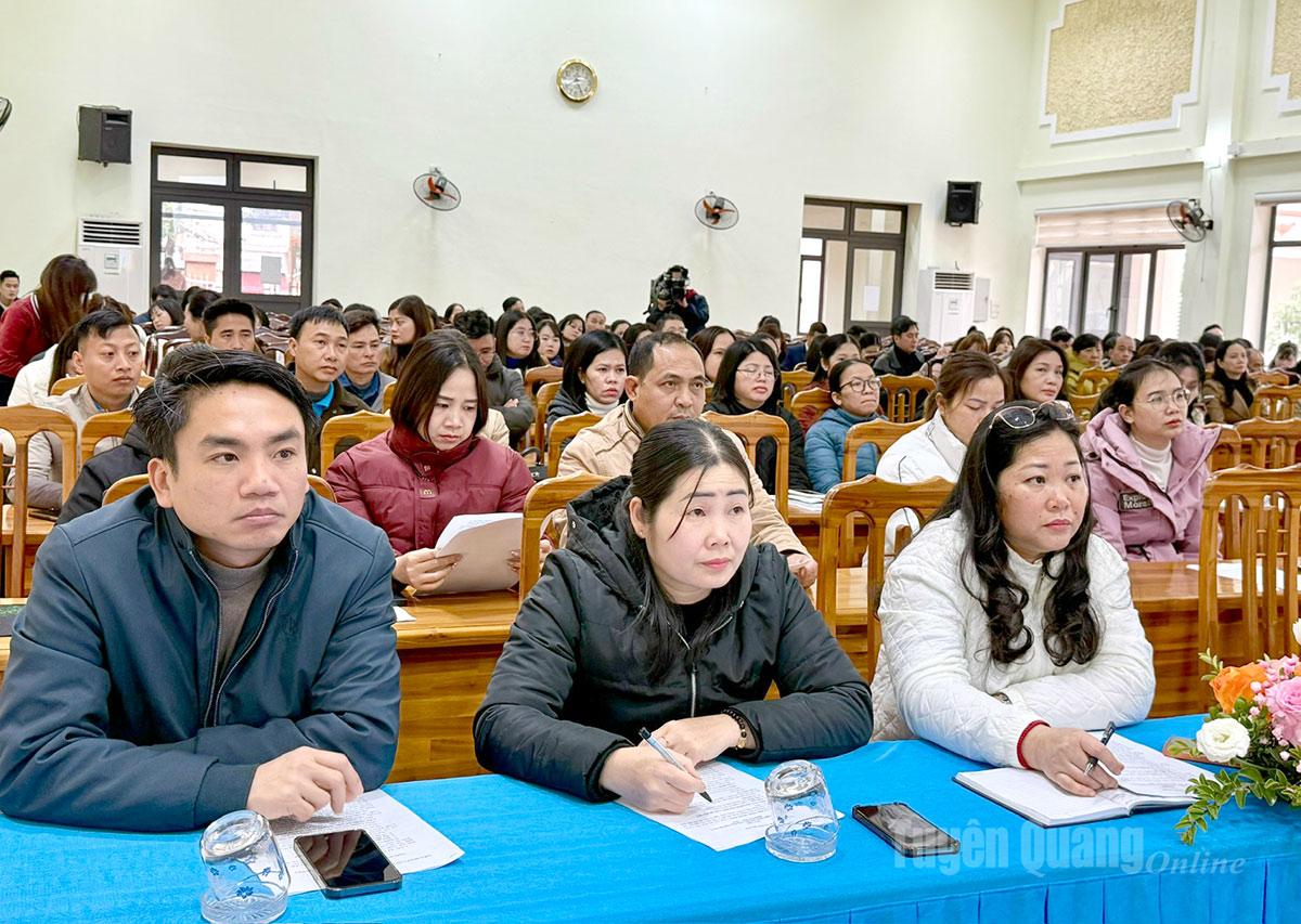 Đoàn viên công đoàn dự hội nghị. Đoàn viên công đoàn dự hội nghị.