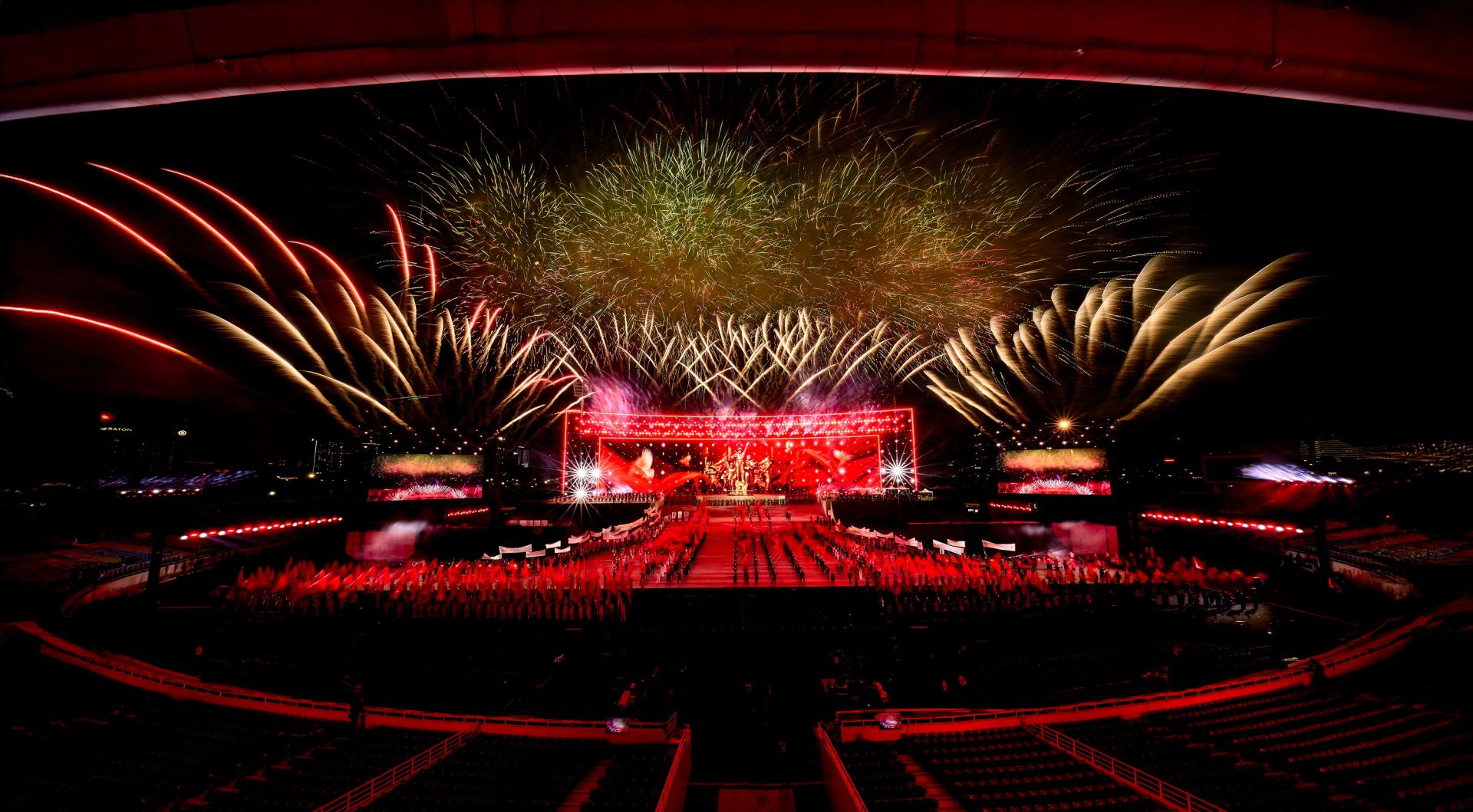 Hà Nội rực rỡ pháo hoa nghệ thuật mừng thành công Đại hội XIV của Đảng