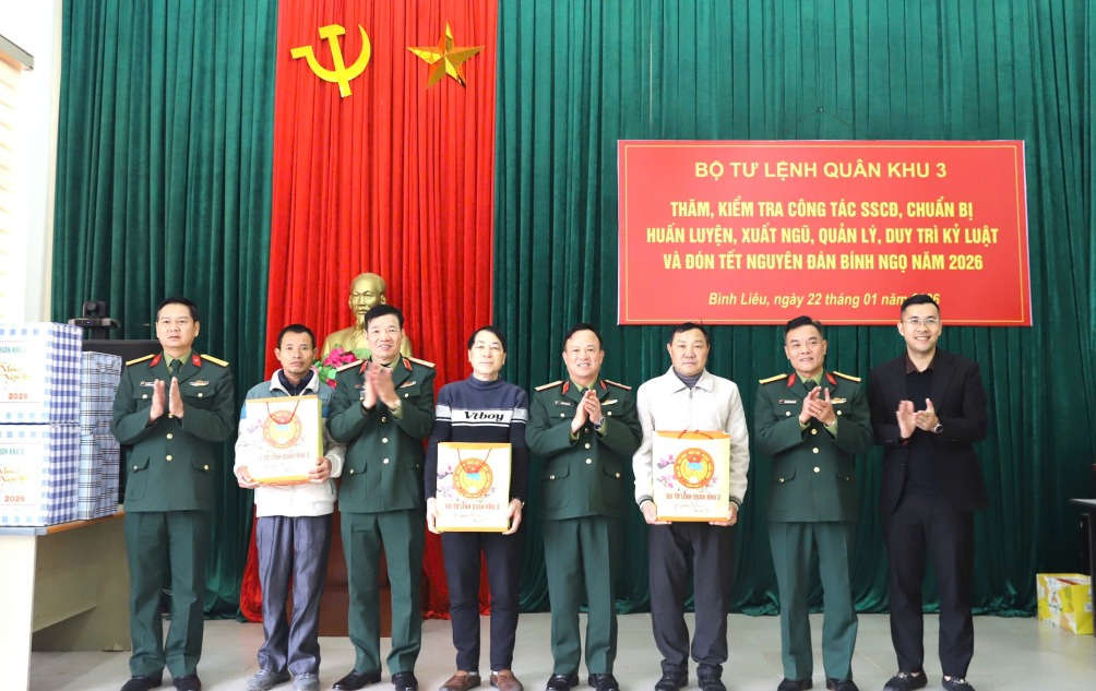 Đo&agrave;n c&ocirc;ng t&aacute;c bộ tư lệnh qu&acirc;n khu 3 tặng qu&agrave; c&aacute;c gia đ&igrave;nh ch&iacute;nh s&aacute;ch, người nhiễm chất độc da cam x&atilde; B&igrave;nh Li&ecirc;u.