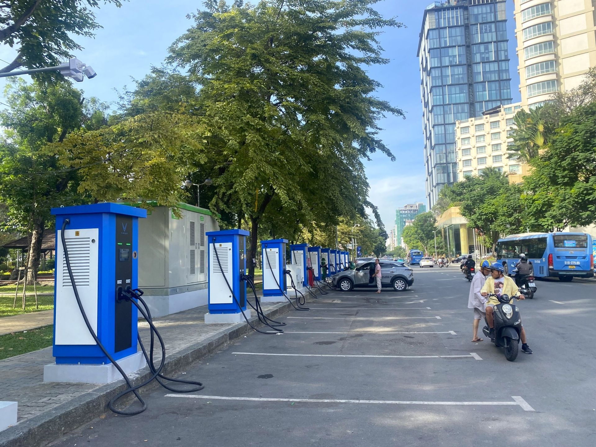 TP. HCM ban hành quy định triển khai tủ đổi pin xe máy điện trên vỉa hè