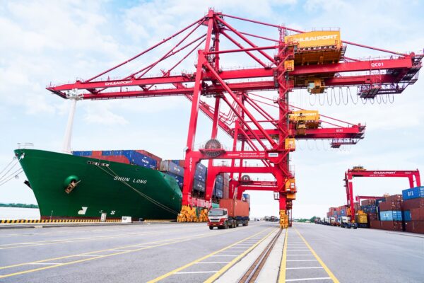 Hoạt động l&agrave;m h&agrave;ng tại cảng được triển khai ph&ugrave; hợp với từng l&ocirc; h&agrave;ng v&agrave; kế hoạch sản xuất của doanh nghiệp