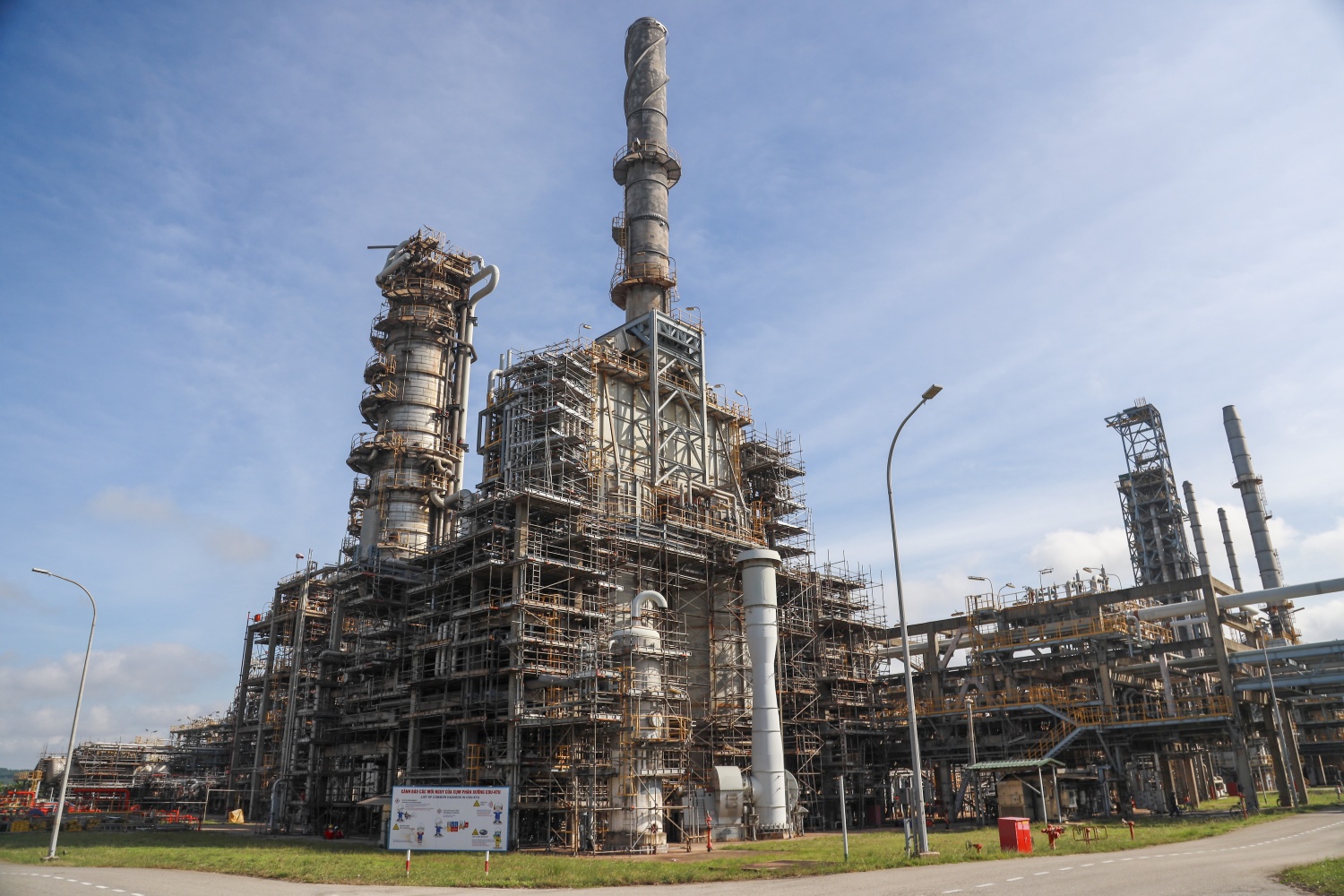 NMLD Dung Quất đ&oacute;ng vai tr&ograve; l&agrave; "hạt nh&acirc;n" trong việc h&igrave;nh th&agrave;nh Trung t&acirc;m Lọc h&oacute;a dầu v&agrave; Năng lượng quốc gia tại KKT Dung Quất. Trung t&acirc;m được đinh hướng ph&aacute;t triển với mục ti&ecirc;u trở th&agrave;nh trung t&acirc;m năng lượng xanh, bền vững h&agrave;ng đầu khu vực