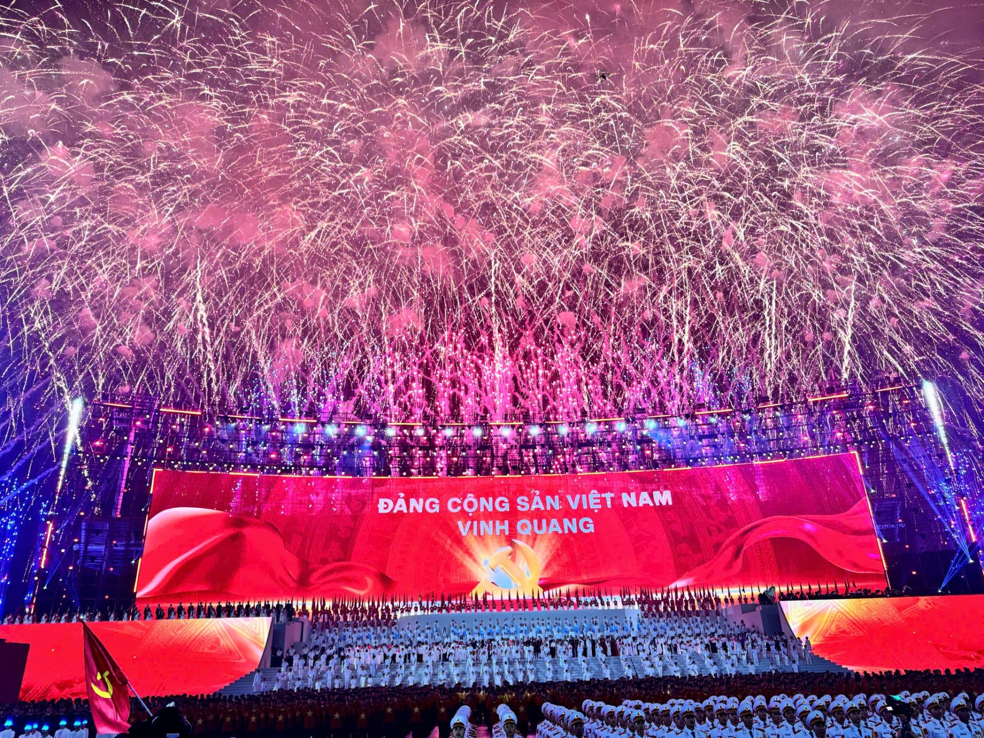 Hà Nội rực sáng pháo hoa chào mừng thành công Đại hội XIV của Đảng