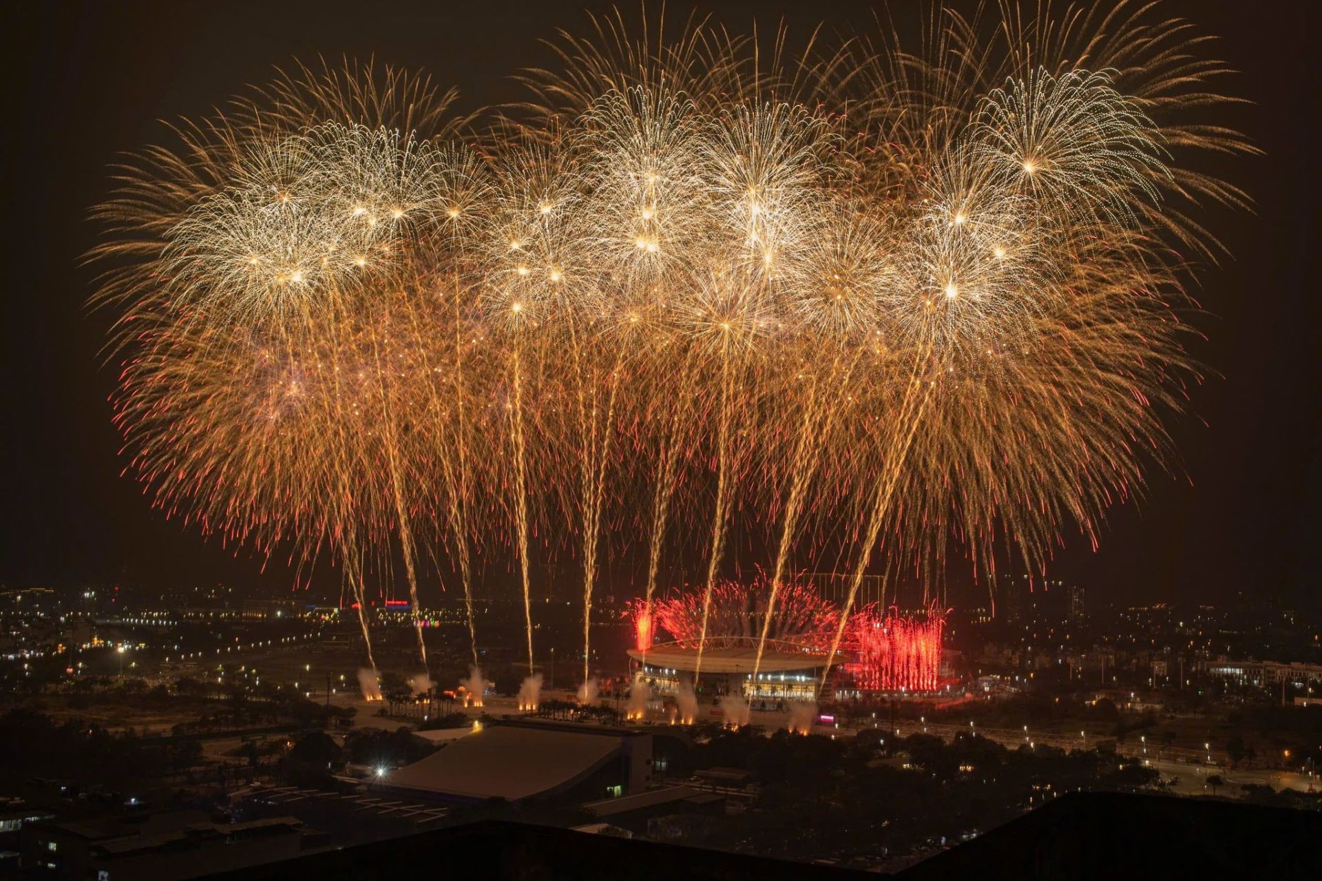 Bầu trời thủ đ&ocirc; lung linh đầy m&agrave;u sắc với m&agrave;n ph&aacute;o hoa rực rỡ