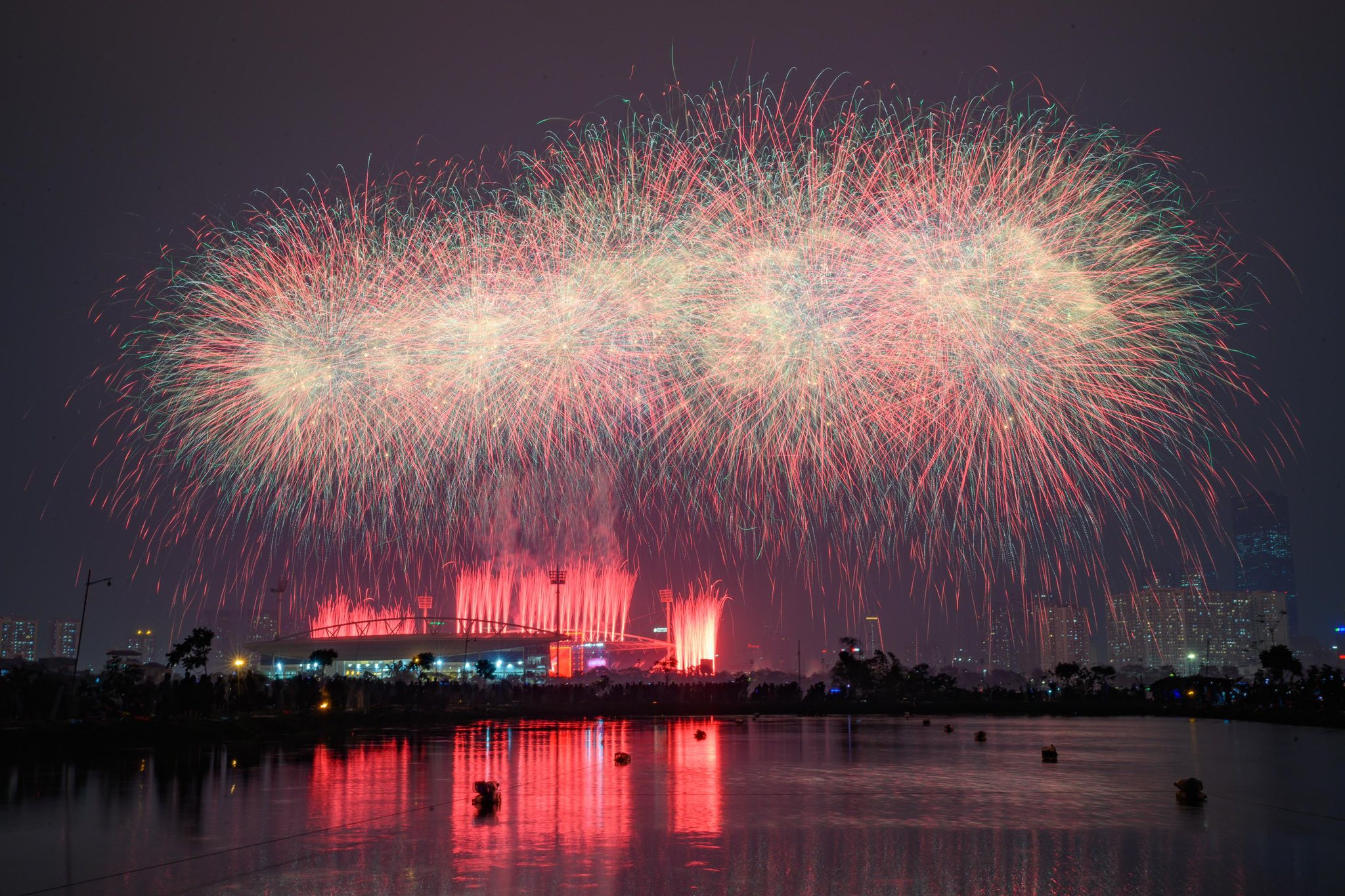 Những ch&ugrave;m ph&aacute;o hoa lung linh thắp s&aacute;ng kh&ocirc;ng gian, đ&aacute;nh dấu thời khắc &yacute; nghĩa