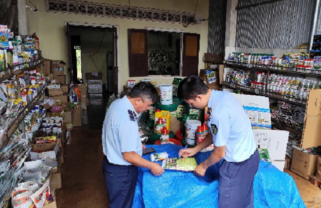 Đội QLTT số 10 kiểm tra tại Hộ kinh doanh P.V.H. Ảnh: Huy Hải.