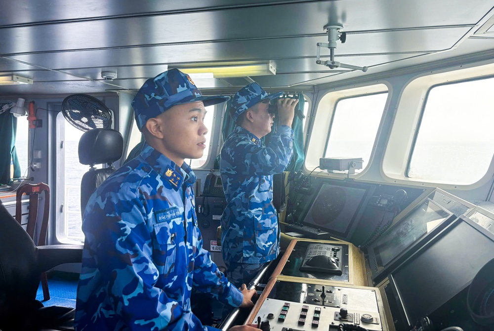C&aacute;n bộ, chiến sĩ T&agrave;u CSB 4039 duy tr&igrave; nghi&ecirc;m hệ thống trực, quan s&aacute;t, nắm t&igrave;nh h&igrave;nh tr&ecirc;n biển