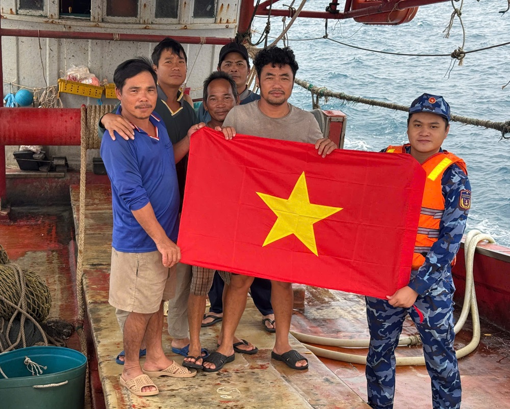 C&aacute;n bộ, chiến sĩ Bộ Tư lệnh V&ugrave;ng Cảnh s&aacute;t biển 4 tuy&ecirc;n truyền ph&aacute;p luật, tặng cờ Tổ quốc cho b&agrave; con ngư d&acirc;n an t&acirc;m vươn khơi b&aacute;m biển