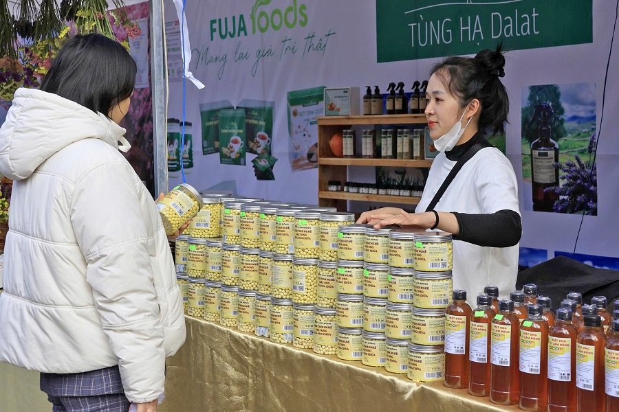 Các gian hàng trưng bày nông sản, đặc sản, sản phẩm OCOP thu hút người dân và du khách trong ngày khai mạc chương trình Các gian hàng trưng bày nông sản, đặc sản, sản phẩm OCOP thu hút người dân và du khách trong ngày khai mạc chương trình