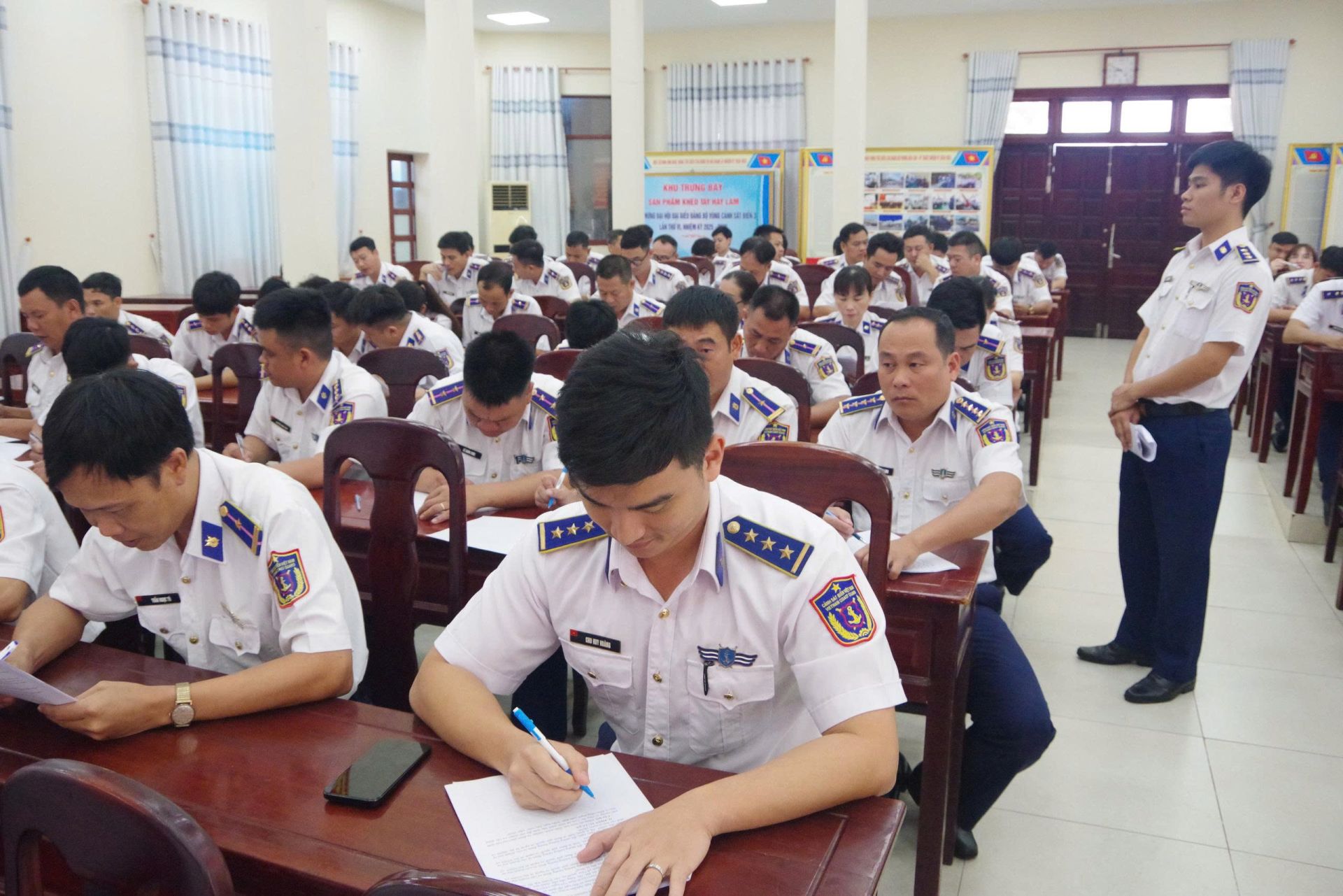 Cán bộ chiến si tham gia kiểm tra nhận thức Cán bộ chiến si tham gia kiểm tra nhận thức