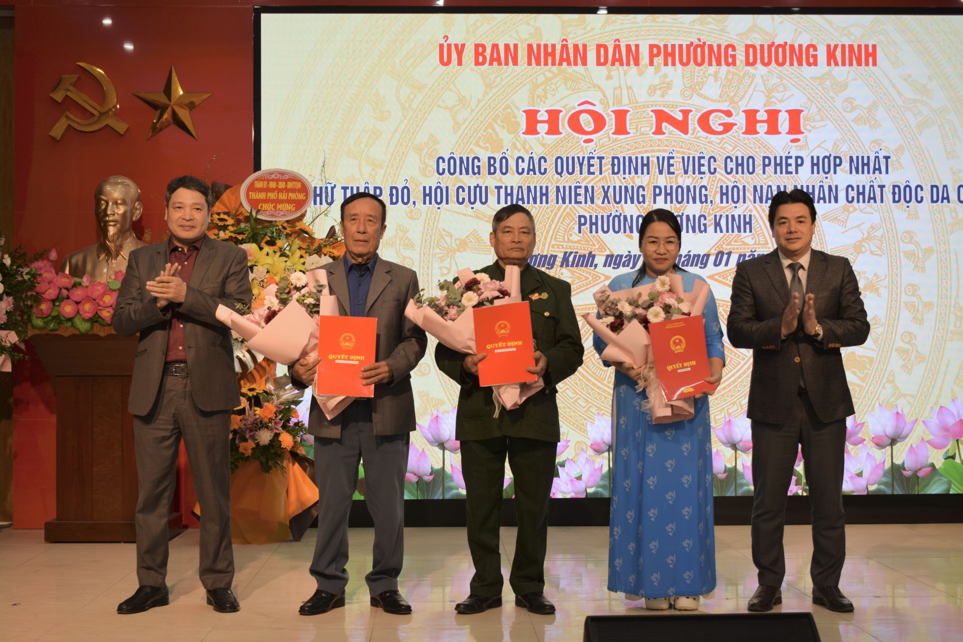 UBND phường Dương Kinh công bố các quyết định hợp nhất các hội quần chúng trên địa bàn