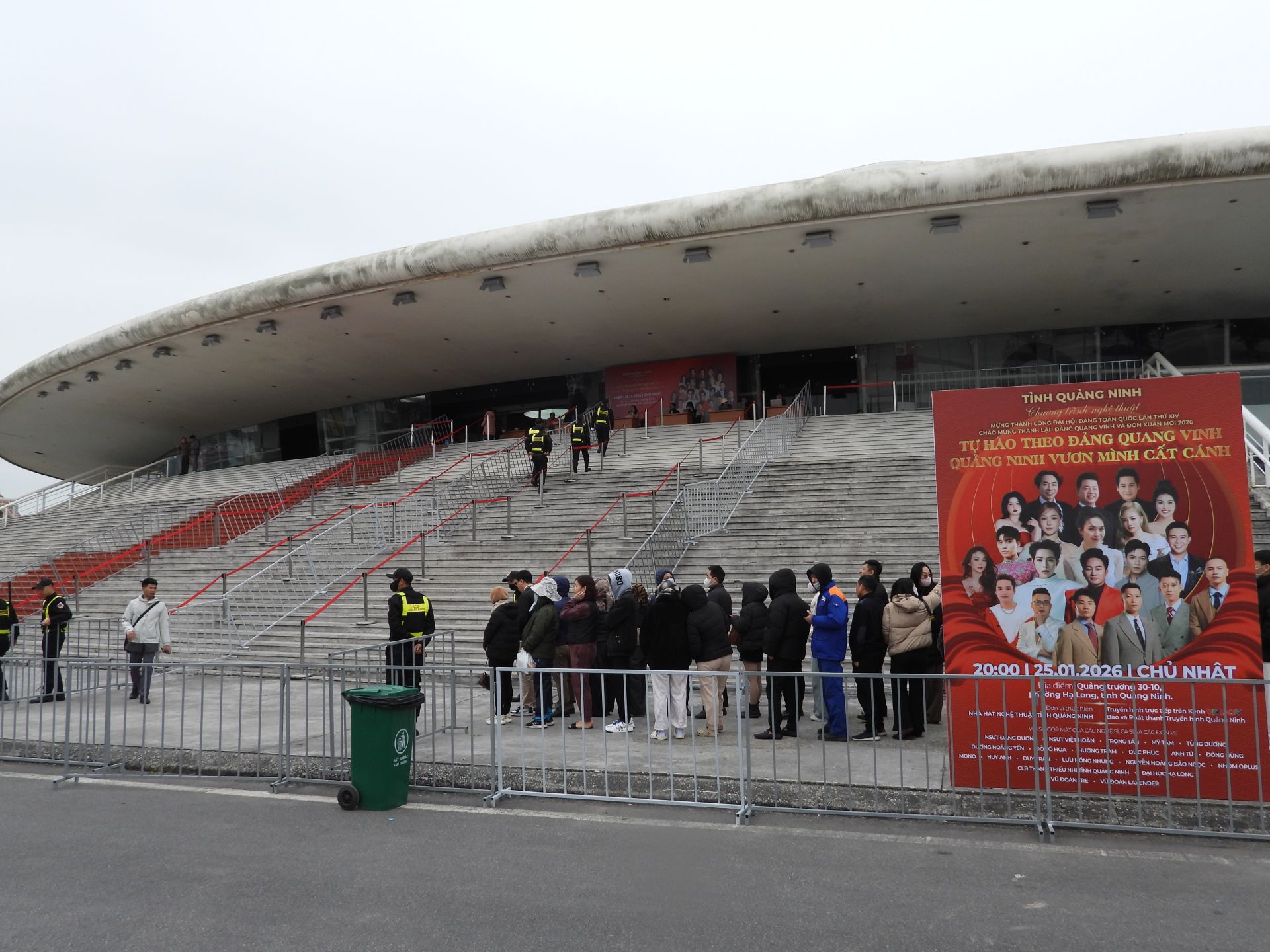 Niềm vui của người d&acirc;n kh&ocirc;ng chỉ đến từ việc được thưởng thức nghệ thuật đỉnh cao m&agrave; c&ograve;n ở sự thuận tiện trong kh&acirc;u đăng k&yacute; v&eacute; trực tuyến qua hệ thống m&atilde; định danh (CCCD/VNeID), gi&uacute;p đảm bảo t&iacute;nh c&ocirc;ng bằng v&agrave; minh bạch.