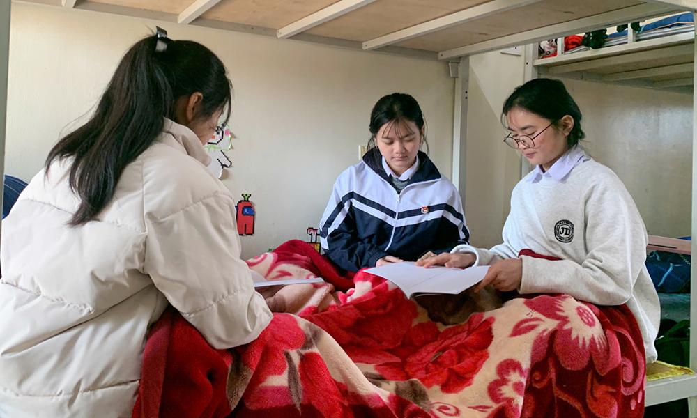 Học sinh Trường D&acirc;n tộc nội tr&uacute; Trung học cơ sở v&agrave; Trung học phổ th&ocirc;ng Nguyễn Tất Th&agrave;nh (x&atilde; Ki&ecirc;n Lao) học nh&oacute;m tại ph&ograve;ng nội tr&uacute; để tr&aacute;nh r&eacute;t.