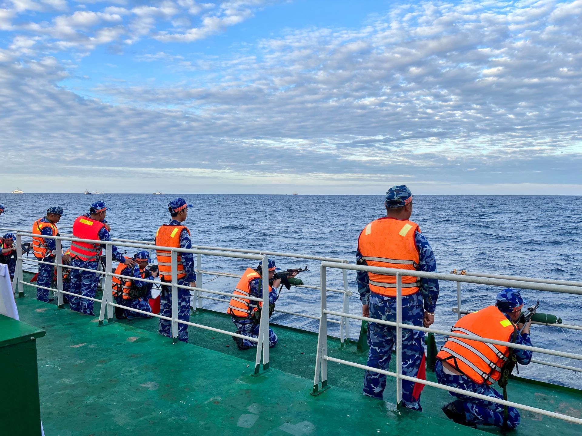 Huấn luyên thục hành bắn súng tiểu liên AK trên biển Huấn luyên thục hành bắn súng tiểu liên AK trên biển