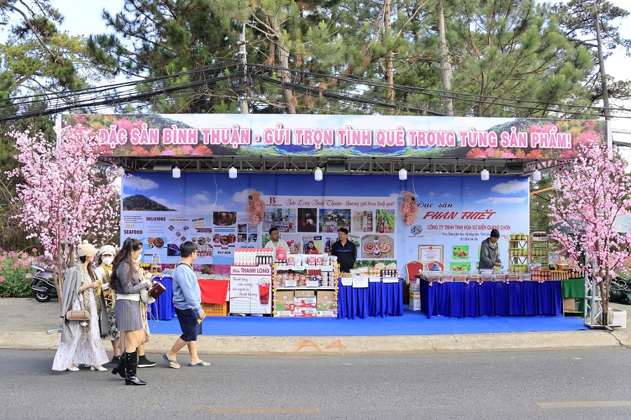 Không gian của chương trình, kết hợp trưng bày sản phẩm với sắc hoa mai anh đào, thu hút người dân và du khách tham quan Không gian của chương trình, kết hợp trưng bày sản phẩm với sắc hoa mai anh đào, thu hút người dân và du khách tham quan