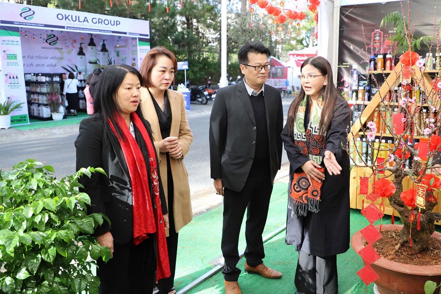 Lãnh đạo UBND phường Xuân Hương - Đà Lạt tham quan các gian hàng trưng bày tại Chương trình “Hoa mai anh đào chắp cánh thương hiệu Đà Lạt” Lãnh đạo UBND phường Xuân Hương - Đà Lạt tham quan các gian hàng trưng bày tại Chương trình “Hoa mai anh đào chắp cánh thương hiệu Đà Lạt”