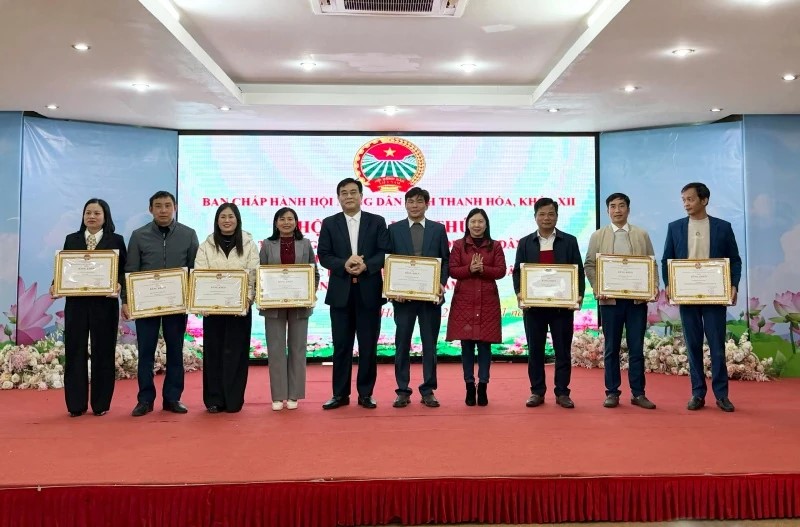Đồng ch&iacute; Nguyễn Quốc Tiến, Tỉnh ủy vi&ecirc;n, Chủ tịch HND tỉnh trao Bằng khen của Trung ương HND Việt Nam cho c&aacute;c tập thể, c&aacute; nh&acirc;n c&oacute; th&agrave;nh t&iacute;ch xuất sắc trong c&ocirc;ng t&aacute;c hội v&agrave; phong tr&agrave;o n&ocirc;ng d&acirc;n năm 2025.