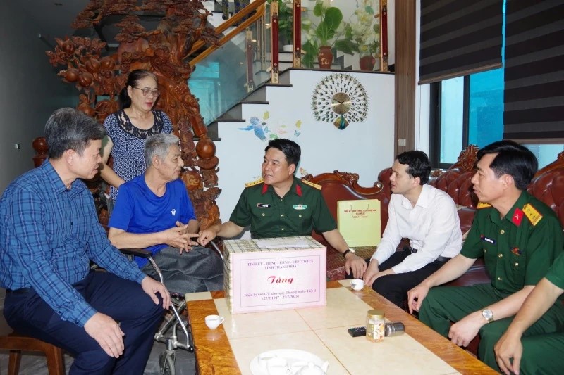 Thanh Hóa tổ chức dâng hương, thăm tặng quà gia đình chính sách dịp Tết Bính Ngọ 2026