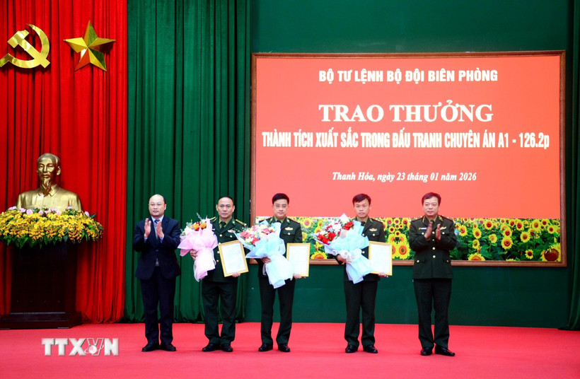 Thưởng nóng lực lượng bắt đối tượng vận chuyển trái phép hơn 1 tấn pháo hoa nổ từ Lào về Việt Nam tiêu thụ