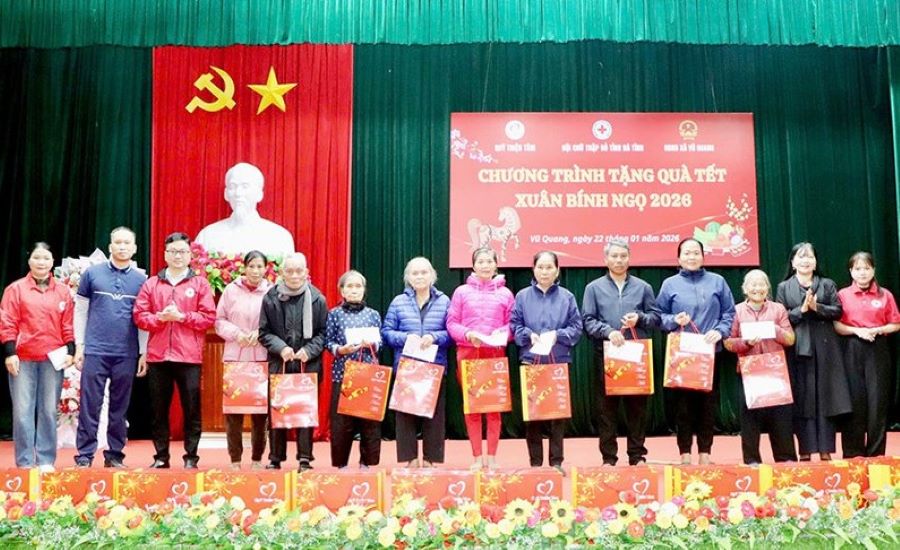 Vingroup trao gần 4,2 tỷ đồng quà Tết cho các hộ gia đình khó khăn ở Hà Tĩnh