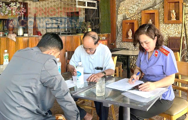 Dương Thị Phương Dung - KSV Viện KSND Khu vực 4, Đ&agrave; Nẵng l&agrave;m việc trực tiếp với người d&acirc;n địa phương li&ecirc;n quan đến việc chậm tiến độ tr&ecirc;n tuyến Quốc lộ 14B.