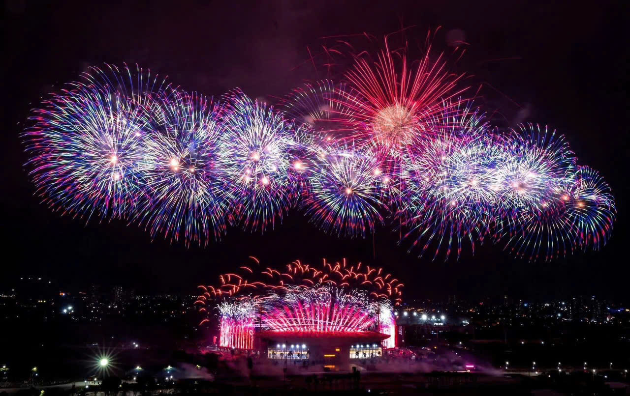 Sắc m&agrave;u ph&aacute;o hoa thắp s&aacute;ng niềm tin, gửi gắm kỳ vọng v&agrave;o th&agrave;nh c&ocirc;ng của Đại hội Đảng nhiệm kỳ mới.