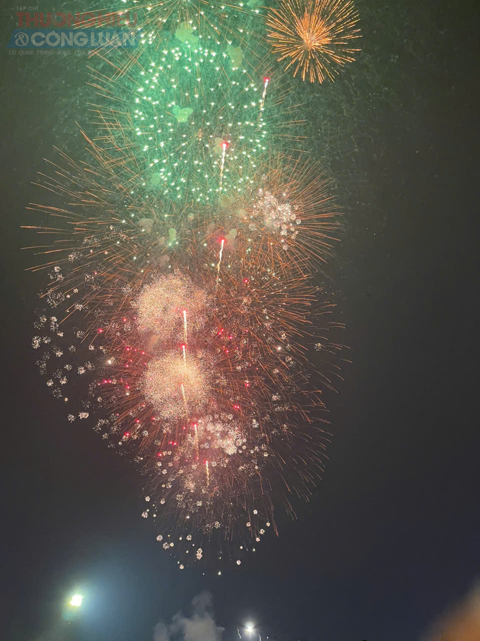 Những vũ điệu &aacute;nh s&aacute;ng tuyệt đẹp tỏa s&aacute;ng tr&ecirc;n bầu trời