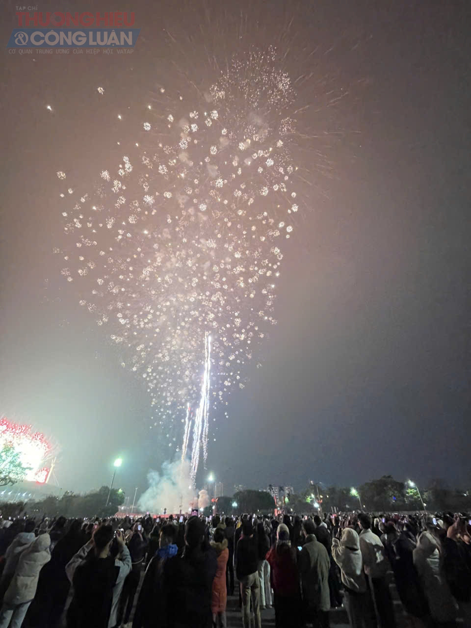 Người d&acirc;n h&aacute;o hức thưởng thức m&agrave;n ph&aacute;o hoa ch&agrave;o mừng Đại hội Đảng trong kh&ocirc;ng kh&iacute; trang trọng, phấn khởi.