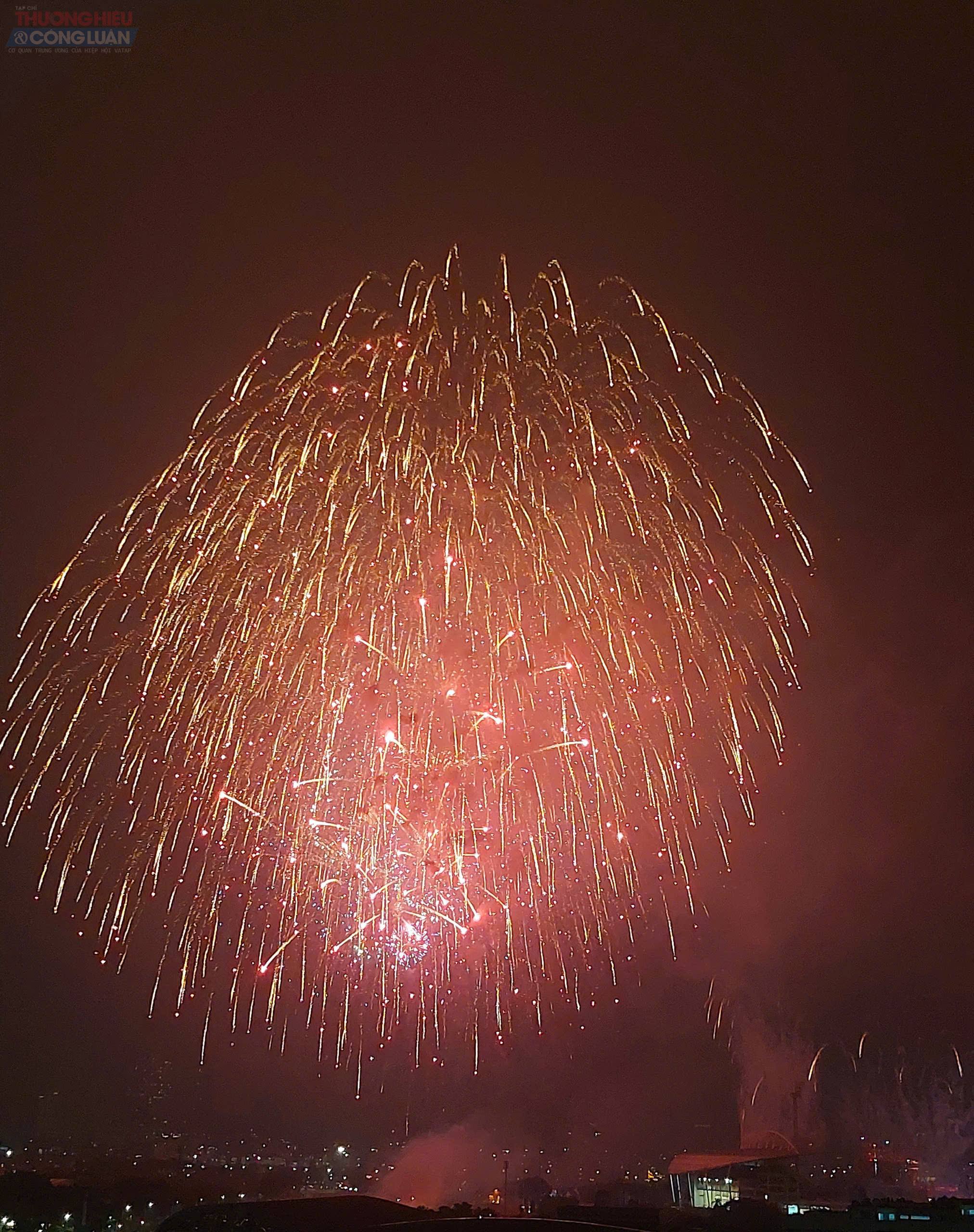 Ph&aacute;o hoa rực s&aacute;ng, thể hiện tinh thần đo&agrave;n kết v&agrave; quyết t&acirc;m x&acirc;y dựng qu&ecirc; hương ng&agrave;y c&agrave;ng ph&aacute;t triển.