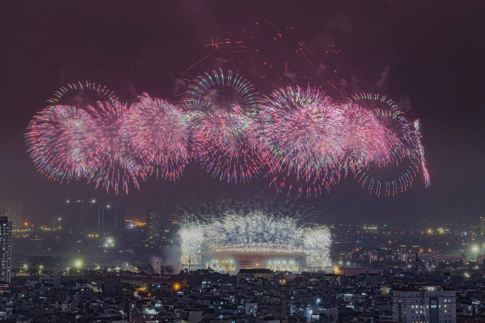 Khoảnh khắc bầu trời bừng s&aacute;ng bởi ph&aacute;o hoa ch&agrave;o mừng Đại hội Đảng &ndash; biểu tượng của niềm tin v&agrave; kh&aacute;t vọng ph&aacute;t triển.