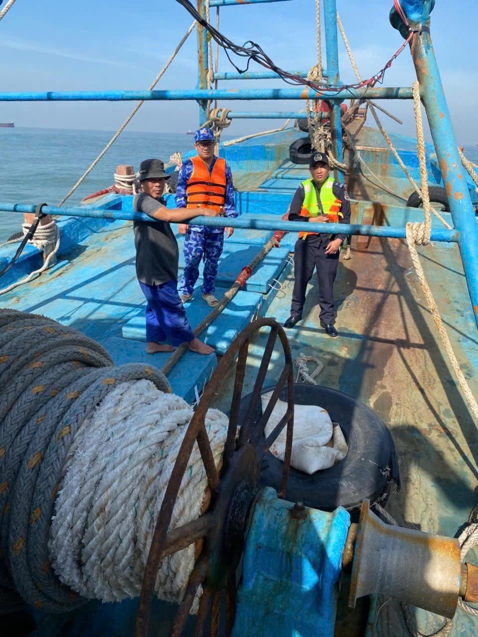 Lực lượng chức năng kiểm tra phương tiện vận tải