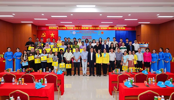 Đo&agrave;n chụp ảnh lưu niệm c&ugrave;ng l&atilde;nh đạo C&ocirc;ng ty Yến s&agrave;o Kh&aacute;nh H&ograve;a v&agrave; Nh&agrave; m&aacute;y chế biến nguy&ecirc;n liệu Yến s&agrave;o Kh&aacute;nh H&ograve;a- SANVINEST