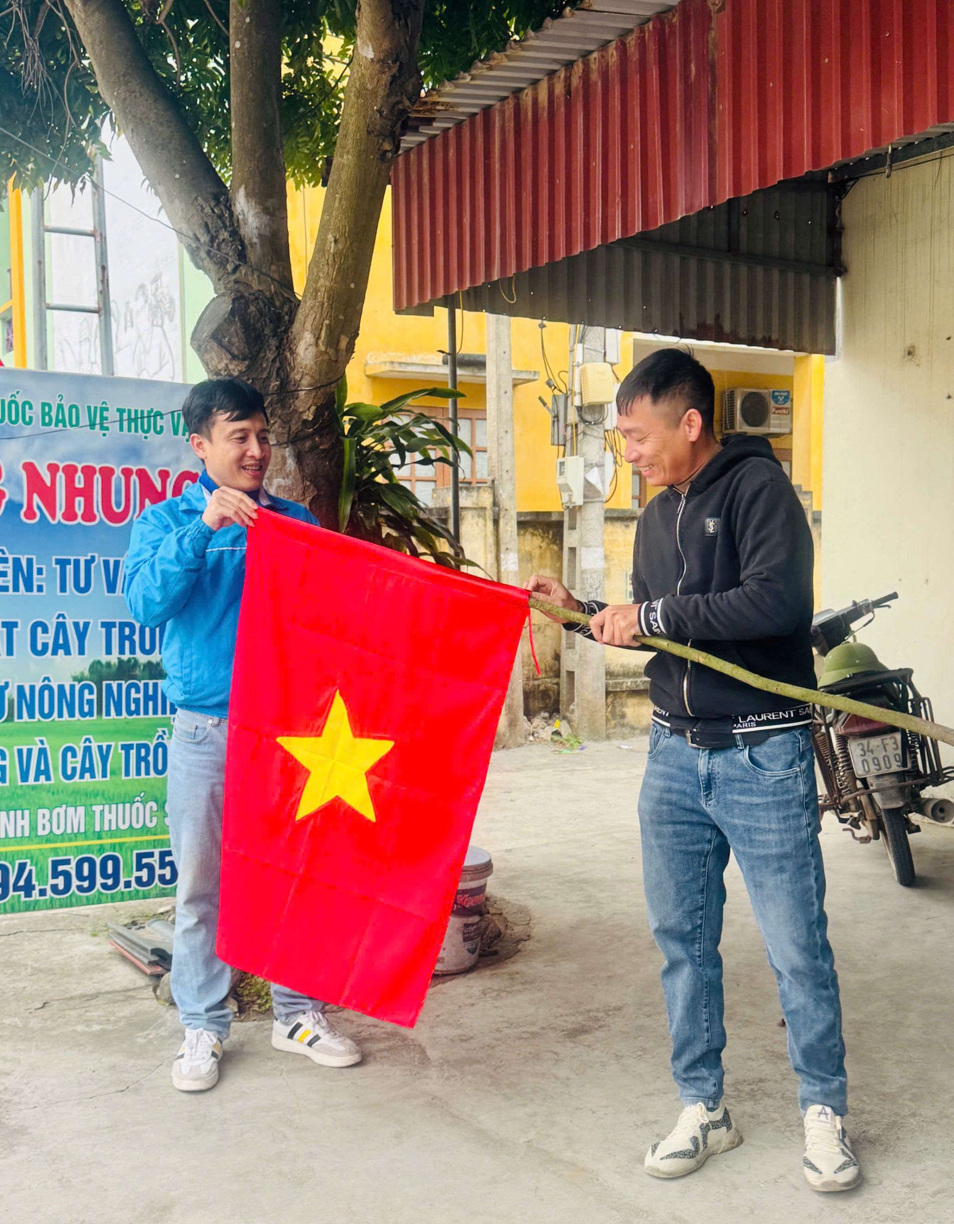 Đoàn Thanh niên Cộng sản Hồ Chí Minh xã Thái Tân trao tặng cờ Tổ quốc cho các hộ dân