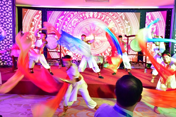 Văn nghệ ch&agrave;o mừng