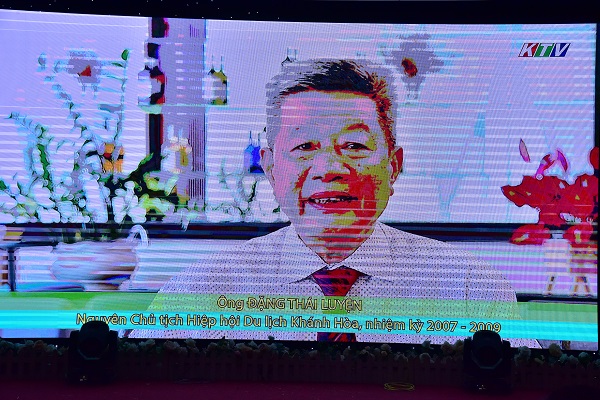 Đại biểu xem video clip về qu&aacute; tr&igrave;nh 20 năm của HHDLKH