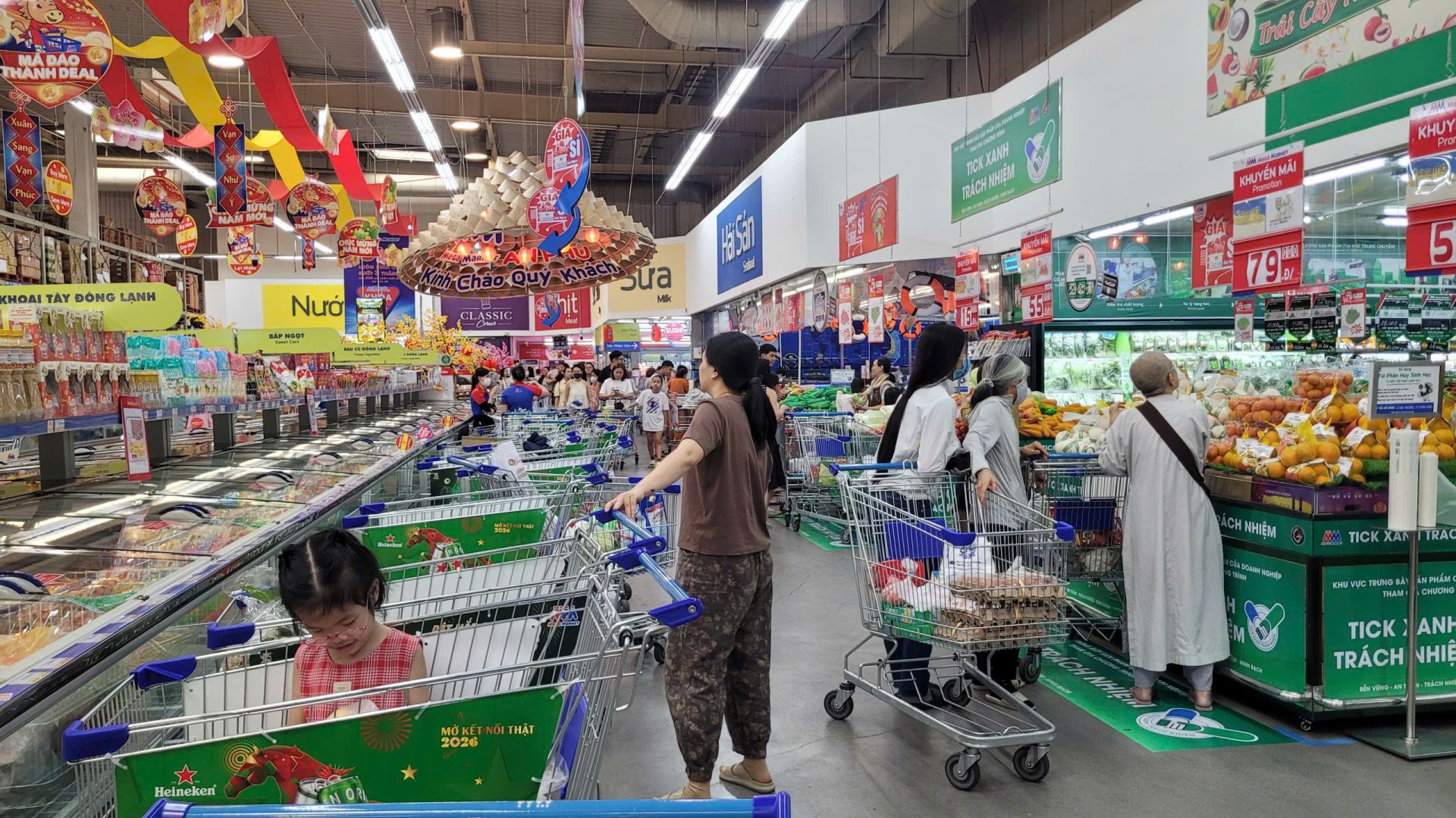 TP. HCM yêu cầu các sở ngành theo dõi sát giá cả và cung ứng hàng Tết