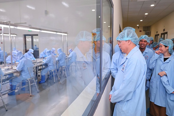 Đo&agrave;n trực tiếp tham quan xưởng sản xuất nguy&ecirc;n liệu Yến s&agrave;o