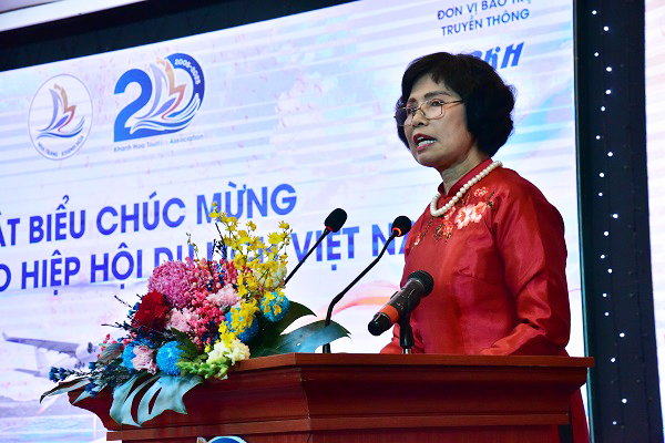 B&agrave; Cao Thị Ngọc Lan- Ph&oacute; Chủ tịch Thường trực HHDLVN ph&aacute;t biểu ch&uacute;c mừn