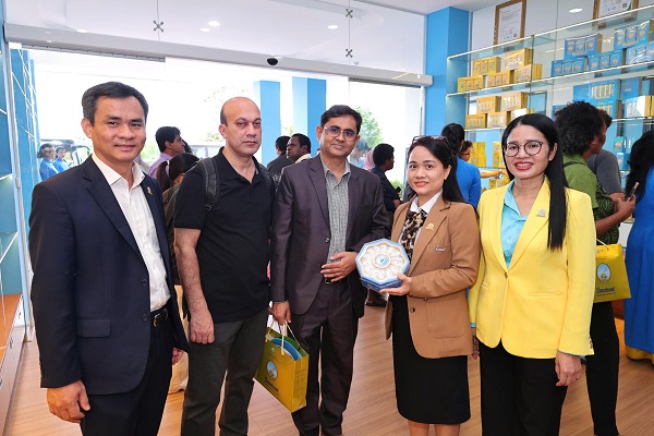 Đo&agrave;n tham quan khu vực showroom.