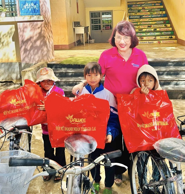 B&agrave; Đồng Thị &Aacute;nh trao qu&agrave; xu&acirc;n cho c&aacute;c em học sinh. Ảnh: L.Vy