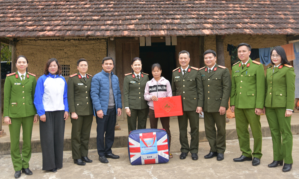 Đo&agrave;n c&ocirc;ng t&aacute;c C&ocirc;ng an tỉnh tặng qu&agrave; gia đ&igrave;nh chị Ho&agrave;ng Thị Sơn.