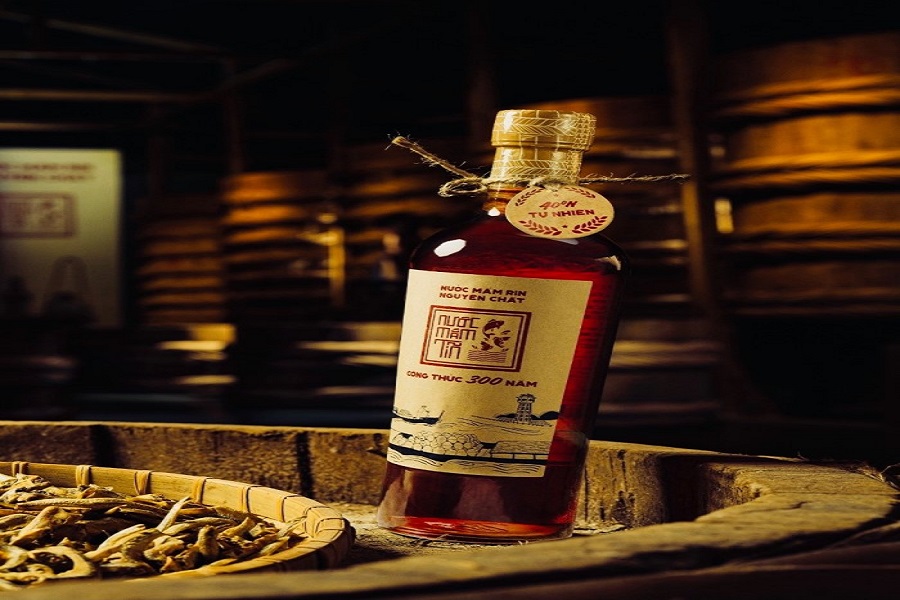 Đặc sản nước mắm tỉn - sản phẩm của Bảo t&agrave;ng L&agrave;ng Ch&agrave;i Xưa