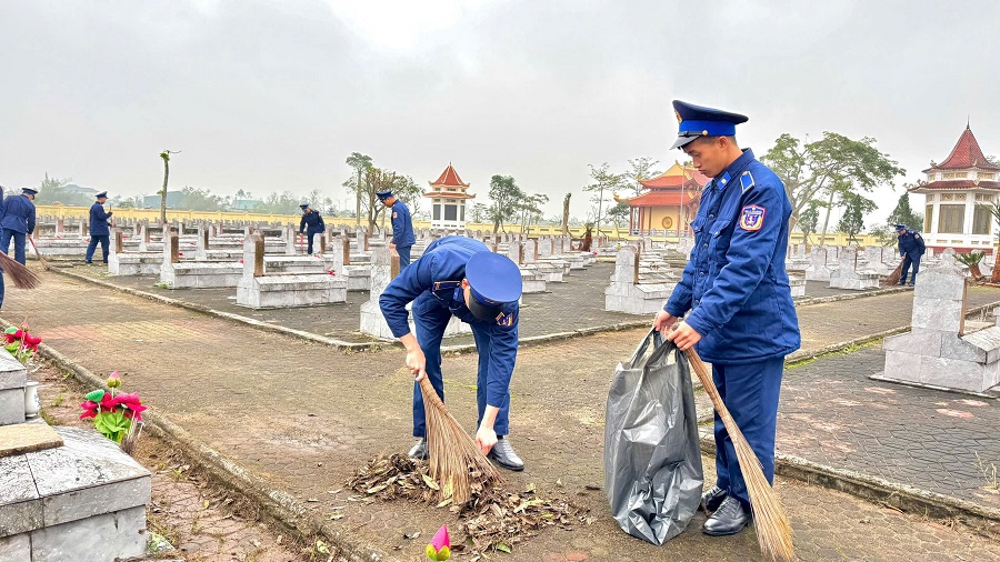 C&aacute;n bộ, chiến sĩ Hải đội 102 d&acirc;ng hương, tổng dọn, vệ sinh, chăm s&oacute;c hơn 650 phần mộ liệt sĩ tại nghĩa trang Nghi Xu&acirc;n