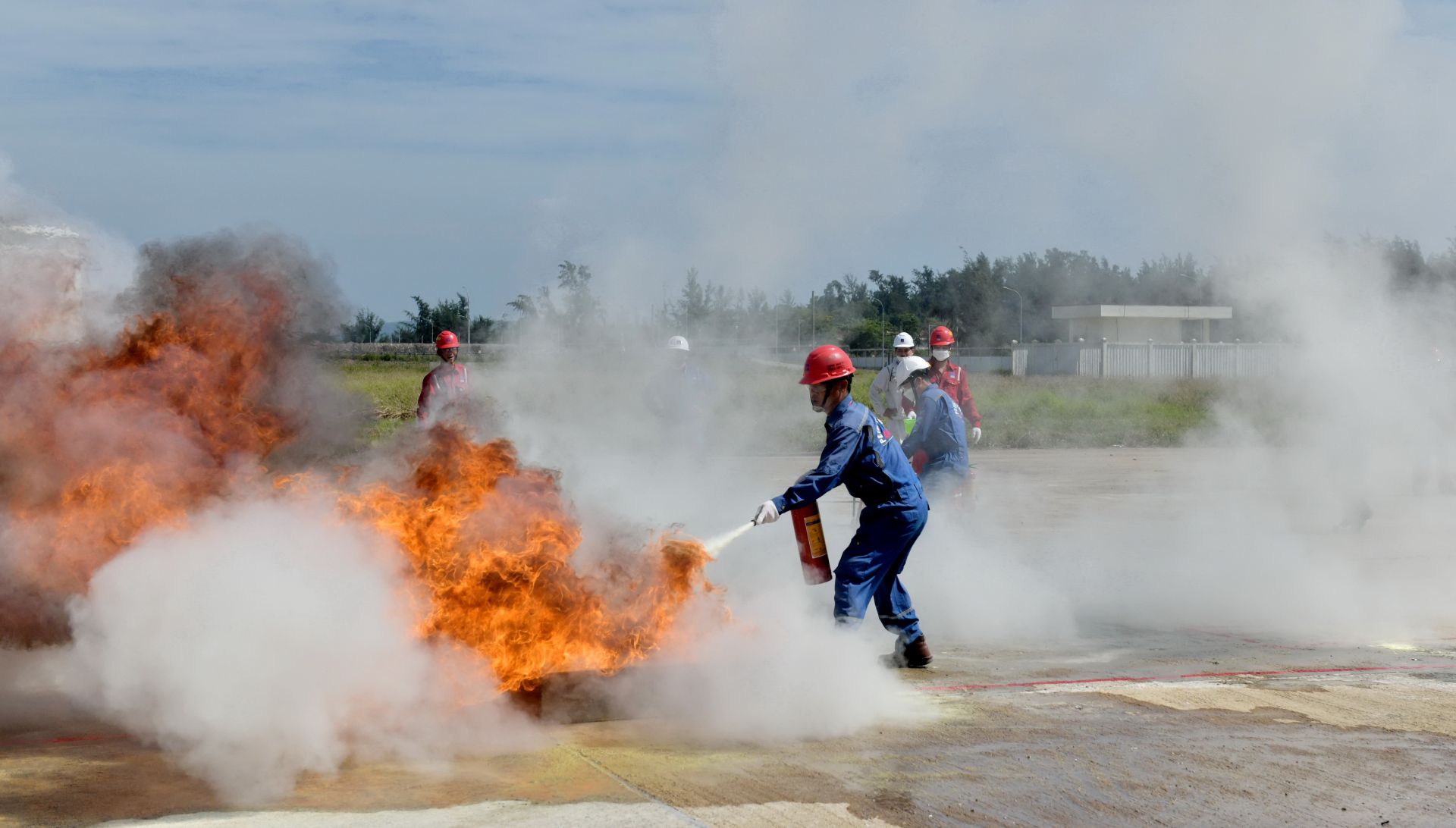 Hàng năm, người lao động BSR luôn được đào tạo lý thuyết và thực hành về phòng cháy, chữa cháy Hàng năm, người lao động BSR luôn được đào tạo lý thuyết và thực hành về phòng cháy, chữa cháy