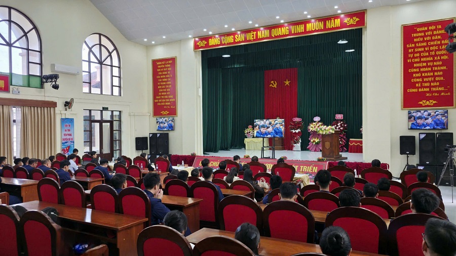 Ảnh 5: Đo&agrave;n Cơ sở Hải đội 102 gi&aacute;o dục truyền thống c&aacute;ch mạng của Đảng, Qu&acirc;n đội v&agrave; lực lượng Cảnh s&aacute;t biển cho đo&agrave;n vi&ecirc;n, thanh ni&ecirc;n